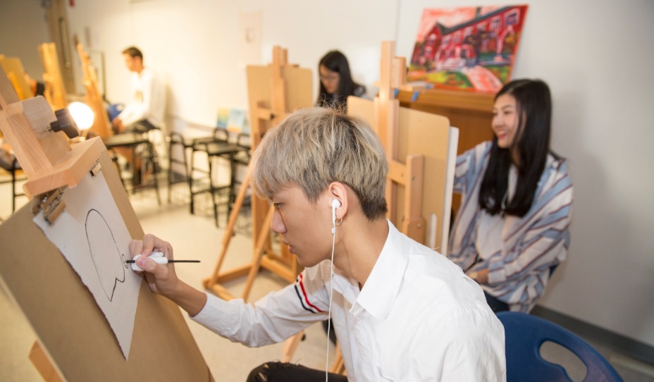 Tiết học mỹ thuật tại trường