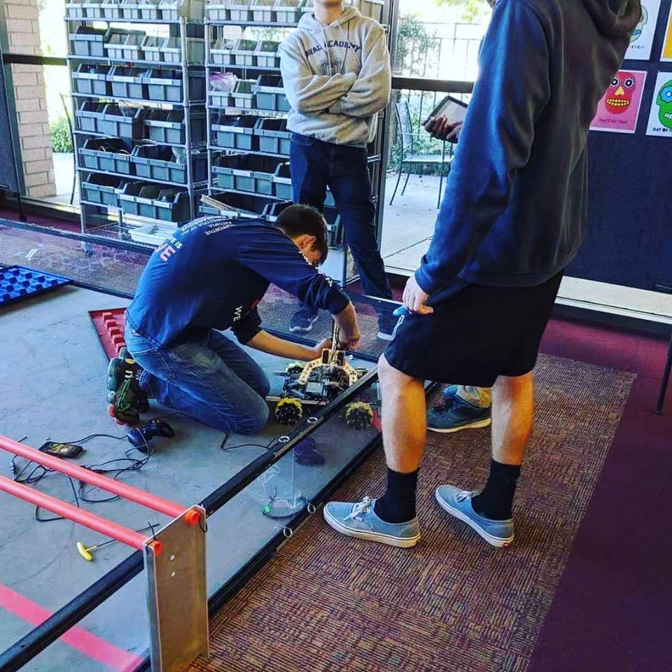 Học sinh hệ thống trường nội trú Mỹ Amerigo đang tham gia giải đấu robot