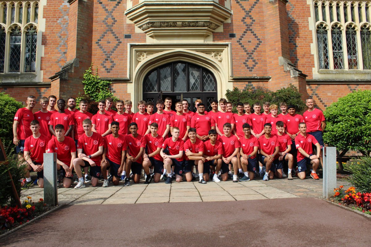 Học sinh trường Loughborough Grammar School trong đồng phục thể thao